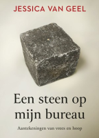 Een steen op mijn bureau